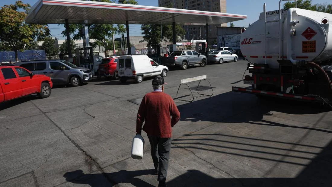 Chilean Citizens Swarm Gas Stations as Fuel Prices Set to Surge Amid Global Oil Crisis and Geopolitical Tensions