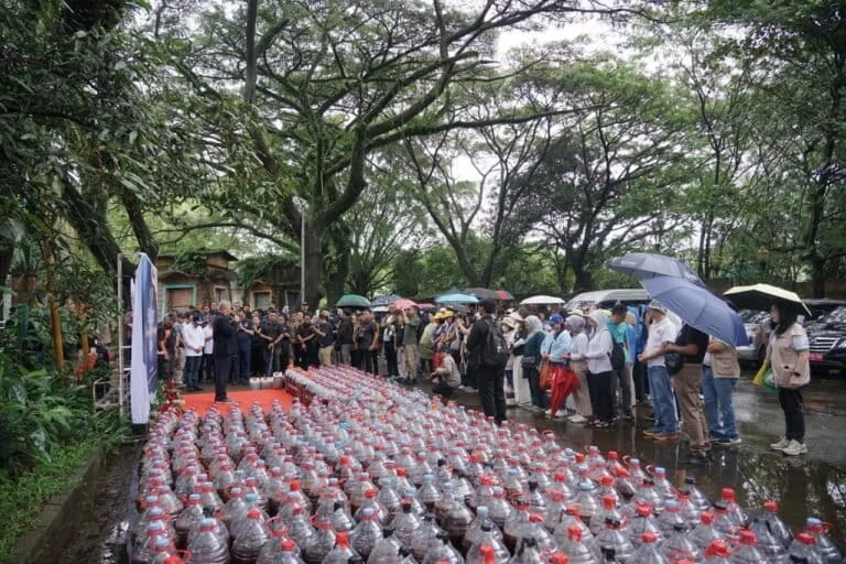 Indonesian Government Pours 10,000 Liters of Eco-Enzyme into Cisadane River Amid Expert Concerns Over Effectiveness in Pesticide Remediation