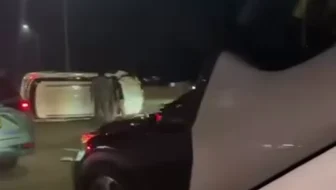 Speeding Toyota Fortuner Overturns After Illegal Overtaking Maneuver on Andara Toll Road Leading to Multiple Injuries and Significant Vehicle Damage