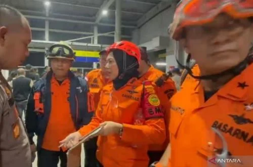 Basarnas Directs Meticulous Evacuation at Bekasi Timur Train Collision Site, Prioritizing Victim Safety Amidst Complex Rescue Operation