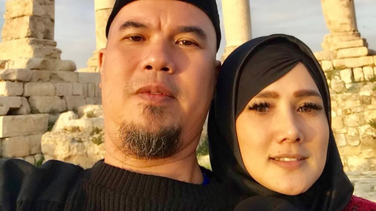 Ahmad Dhani Discusses Marital Dynamics with Mulan Jameela and Reflects on Parenting Philosophy in Candid Interview