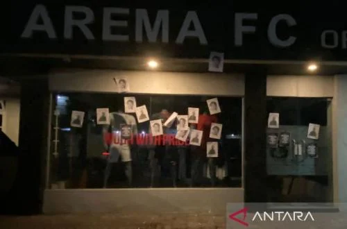 Arema FC Vows Comprehensive Evaluation Amidst Fan Fury Following Consecutive Derby Defeats