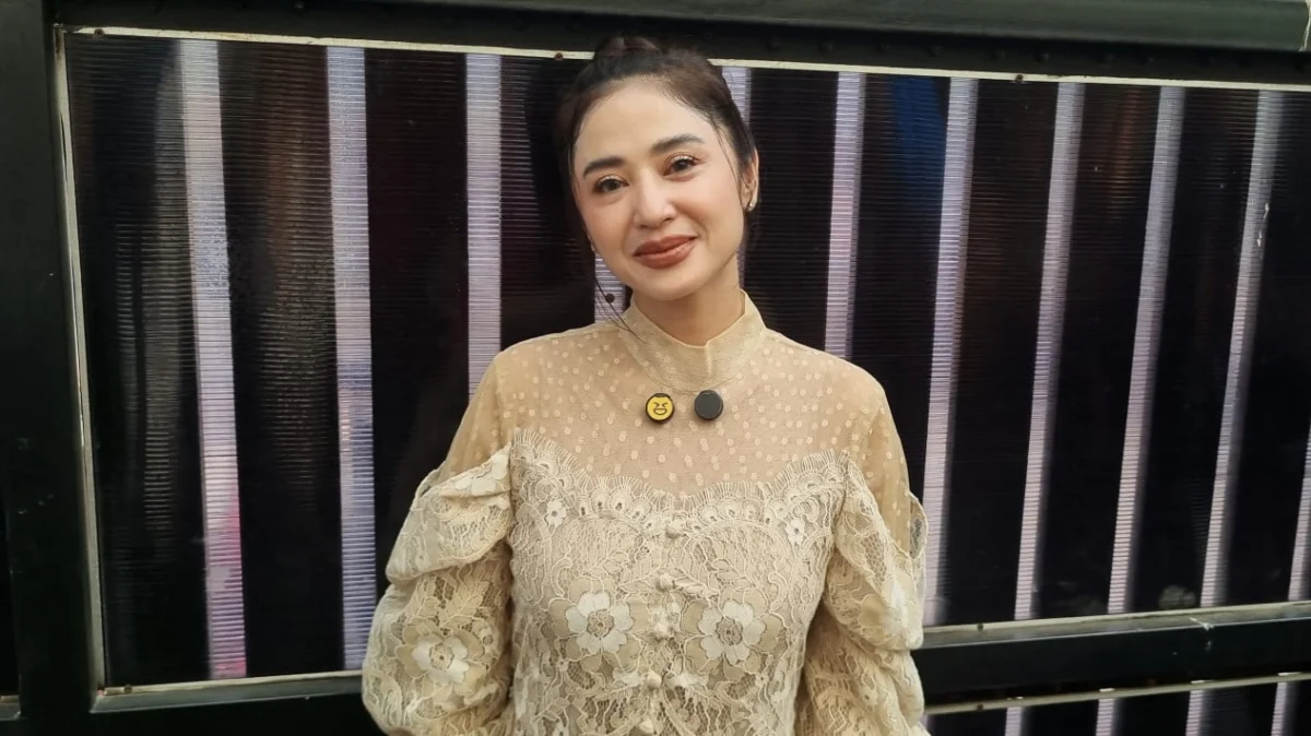 Dewi Perssik Reconciles with Aldi Taher Following Controversy Over Sons Status and Issues Sharp Critique on Public Communication