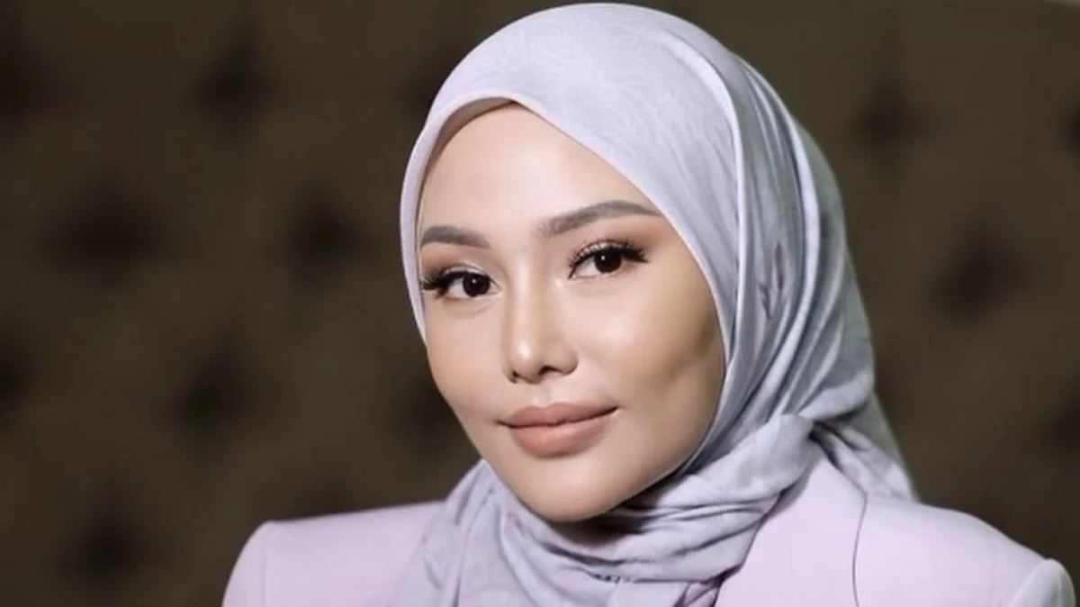 El Rumi and Syifa Hadju Wedding Souvenirs Spark Public Debate Following Influencer Dara Arafah Viral Unboxing Video