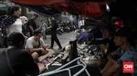 FOTO: Berburu Barang Lawas di Pasar Loak Jembatan Item Jakarta