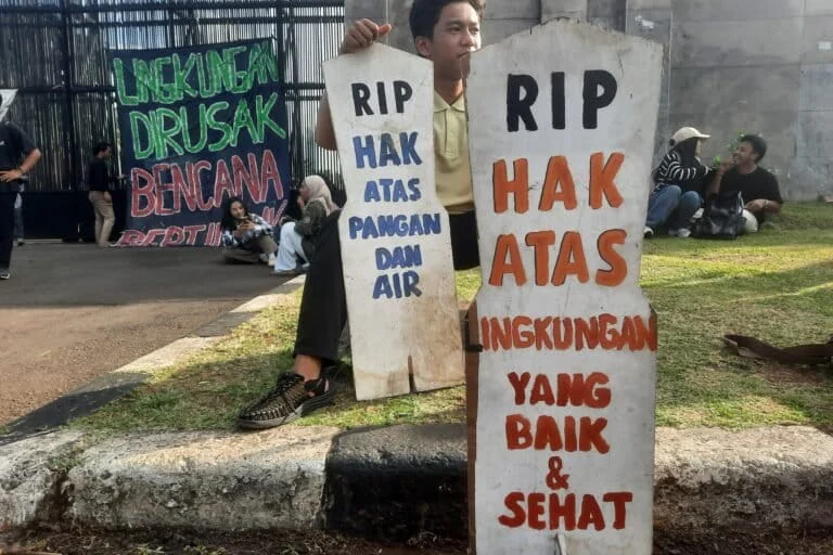 Indonesian Youth Demand Climate Justice and Policy Reform in Symbolic Earth Day Protest at National Parliament