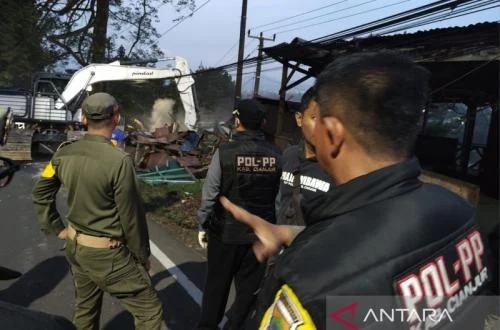 Pemkab Cianjur Patroli Pastikan Kios Tak Beroperasi di Jalur Puncak