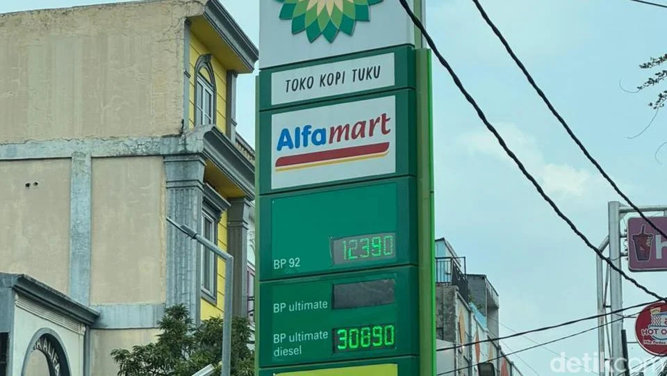 Private Gas Stations in Indonesia Implement Sharp Price Increases for Non-Subsidized Diesel Fuel Reaching Over 30000 Rupiah Per Liter