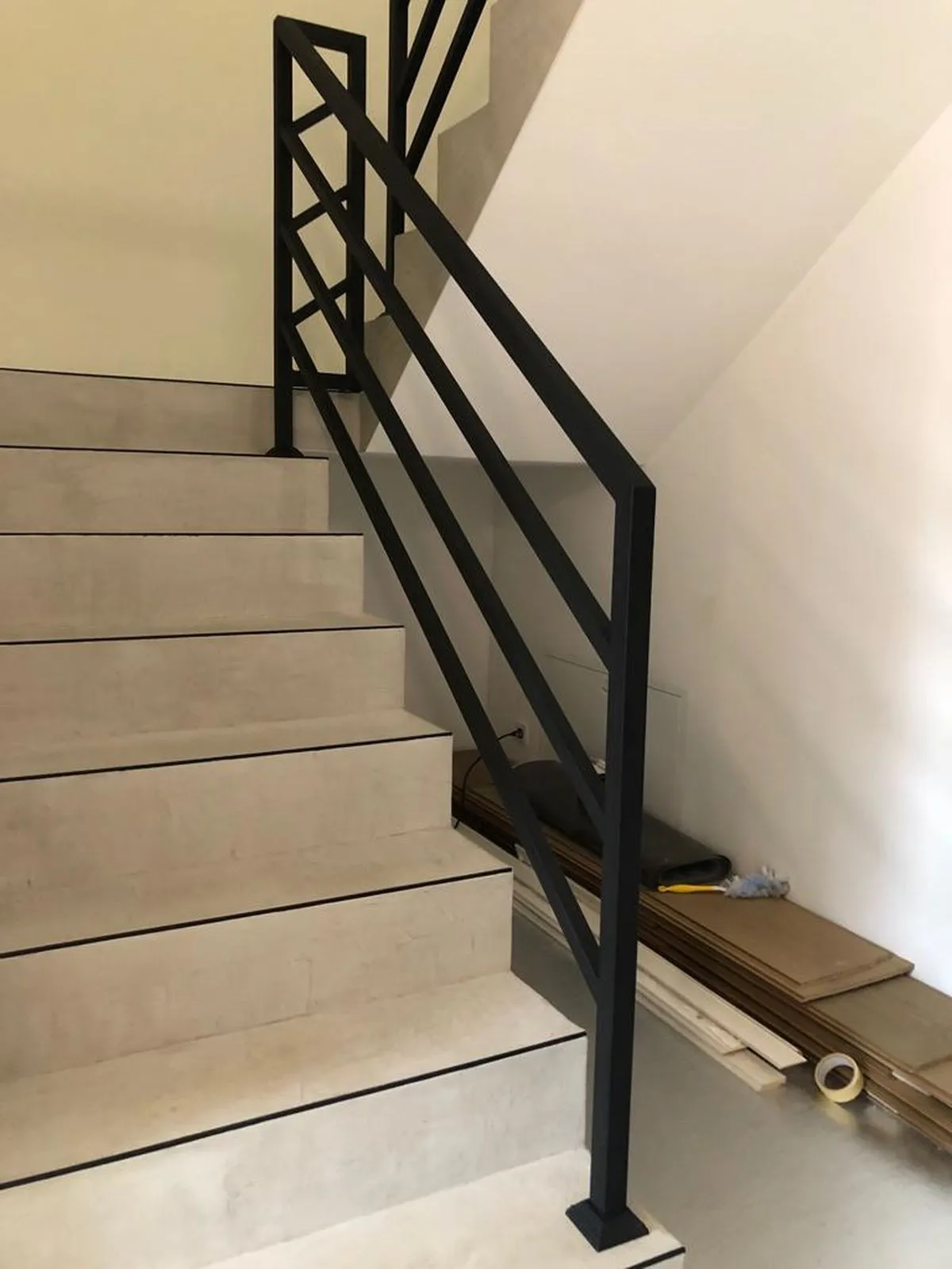 The Essential Guide to Minimalist Iron Handrails: Blending Ergonomics, Durability, and Modern Aesthetics
