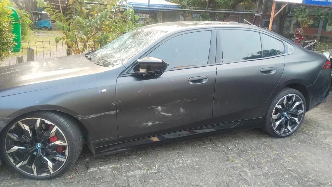 High-Performance BMW Electric Sedan Involved in Meruya Collision and Subsequent Resident Mobbing Leading to Amicable Settlement
