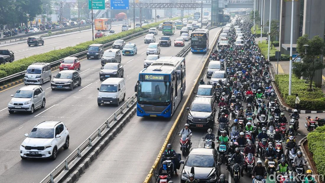 Jakarta Vehicle Tax Regulations for 2024 Offer Strategic Incentives for Public Services and Electric Mobility to Support Urban Sustainability