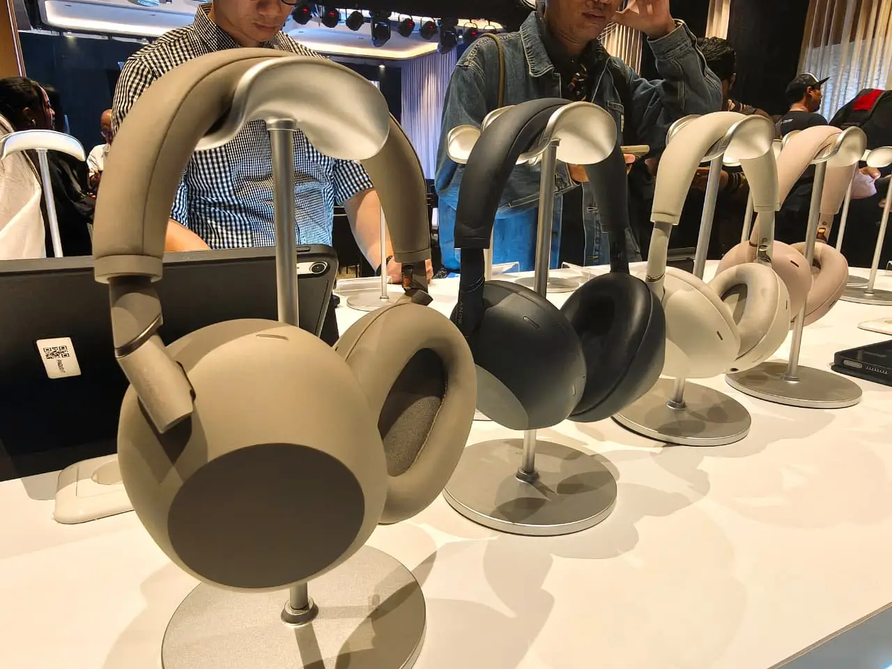 Sony WH-1000XM6 Gets a Refined Aesthetic with the Introduction of the Elegant Sandstone Color Variant