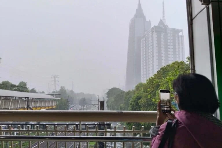 BRIN Research Reveals Alarming Levels of Microplastic Contamination in Jakarta Rainwater and Atmospheric Deposition