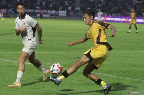 Madura United Fortifies Squad with Promising Young Talent Rifqi Ray in Strategic Regeneration Move