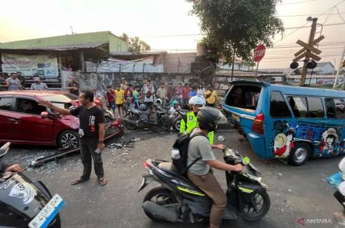Multi-Vehicle Collision Involving Six Vehicles Rocks Bogor Railway Crossing, Prompting Urgent Police Investigation and Renewed Calls for Road Safety