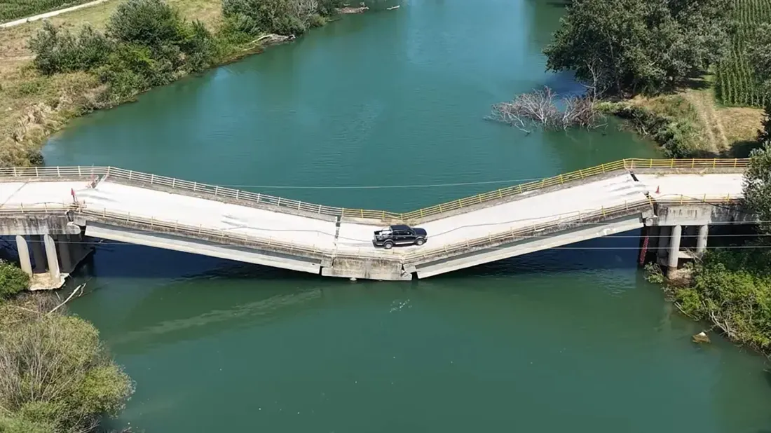 Persistent Use of Collapsed Palaiopygros Bridge Highlights Infrastructure Crisis in Central Greece Following Storm Daniel