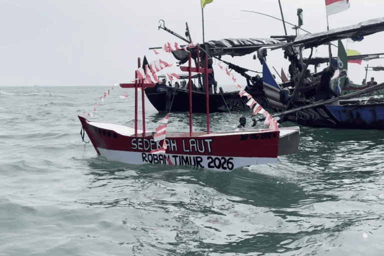 Warga Batang Sedekah Laut di Tengah Kerusakan Pesisir