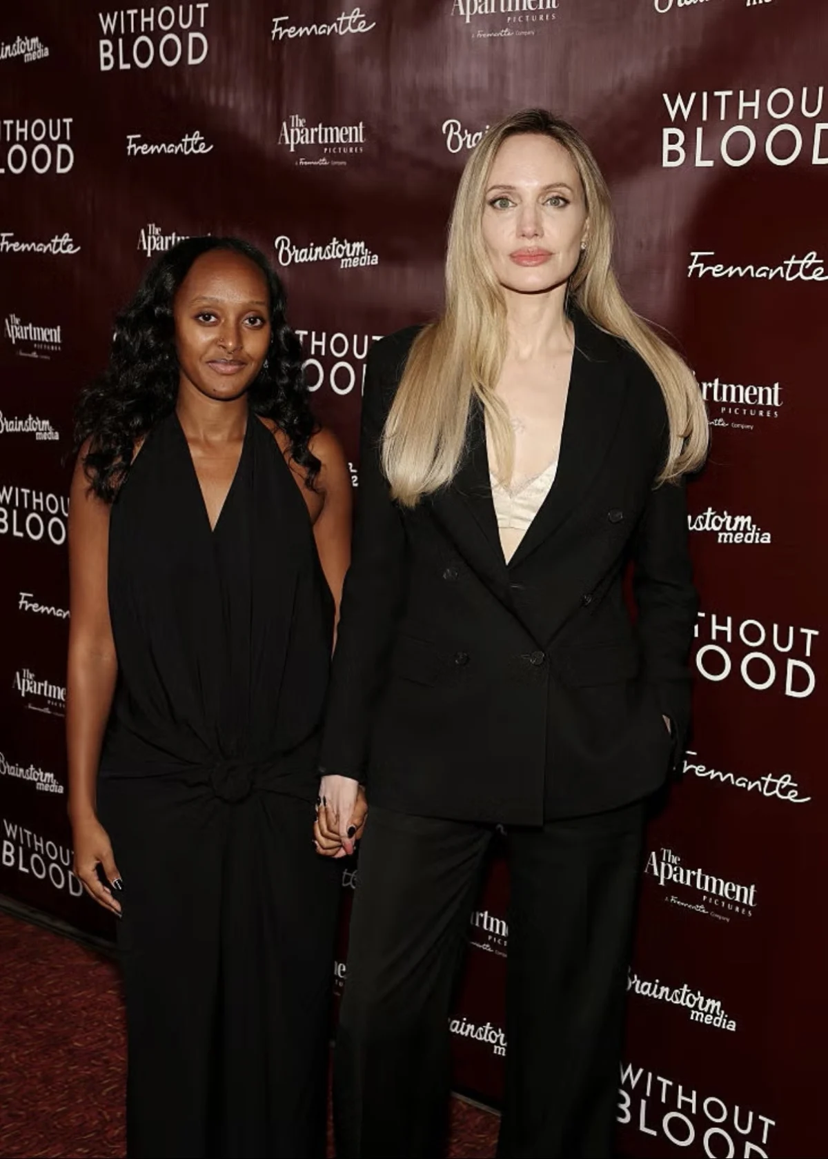 Angelina Jolie Secara Halus Mengikuti Tren Exposed-Bra Saat Jalan Malam Bersama Putrinya, Zahara