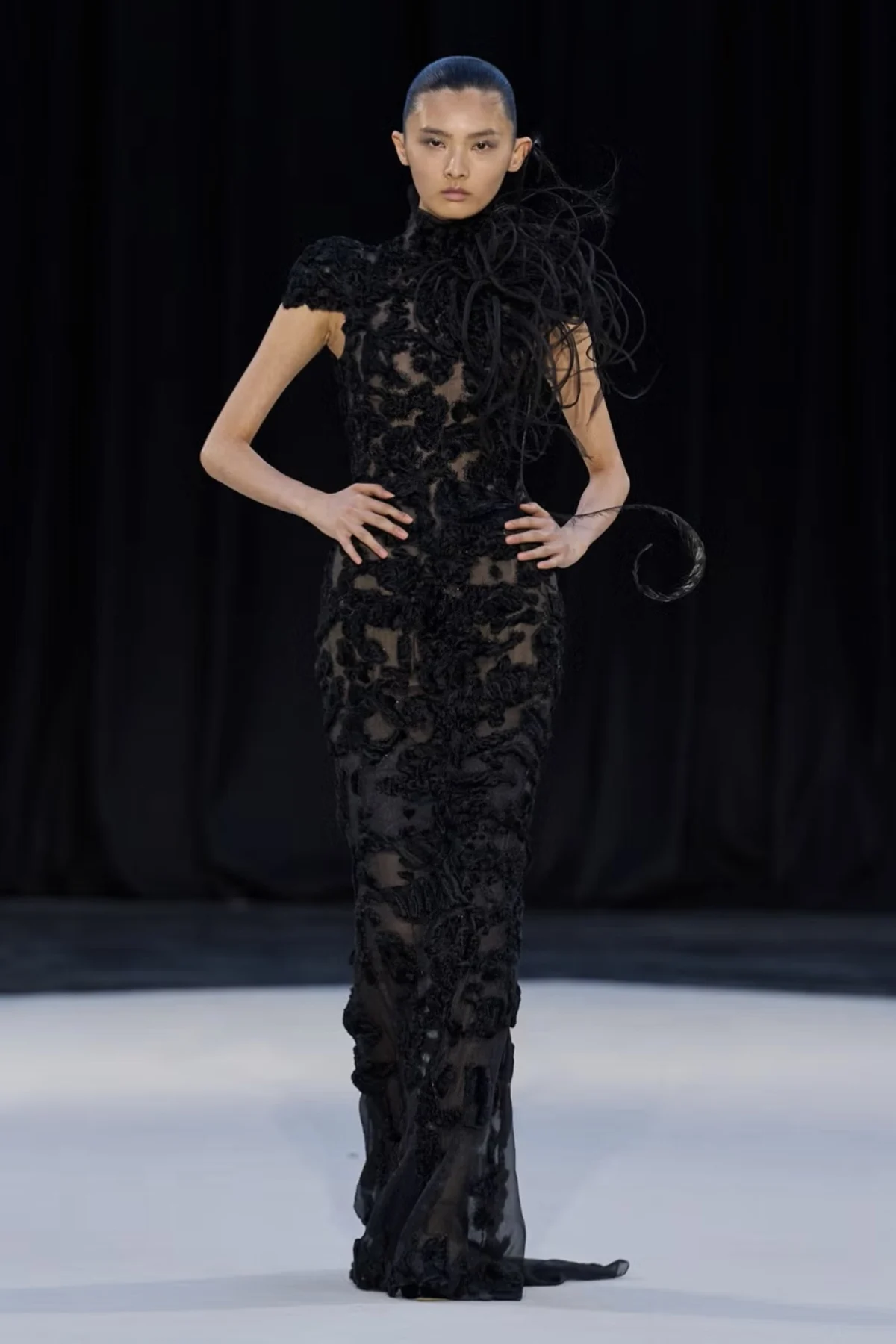 Dua Lipa captivates the audience with a gothic romantic ensemble at the La traviata opening night in Milan