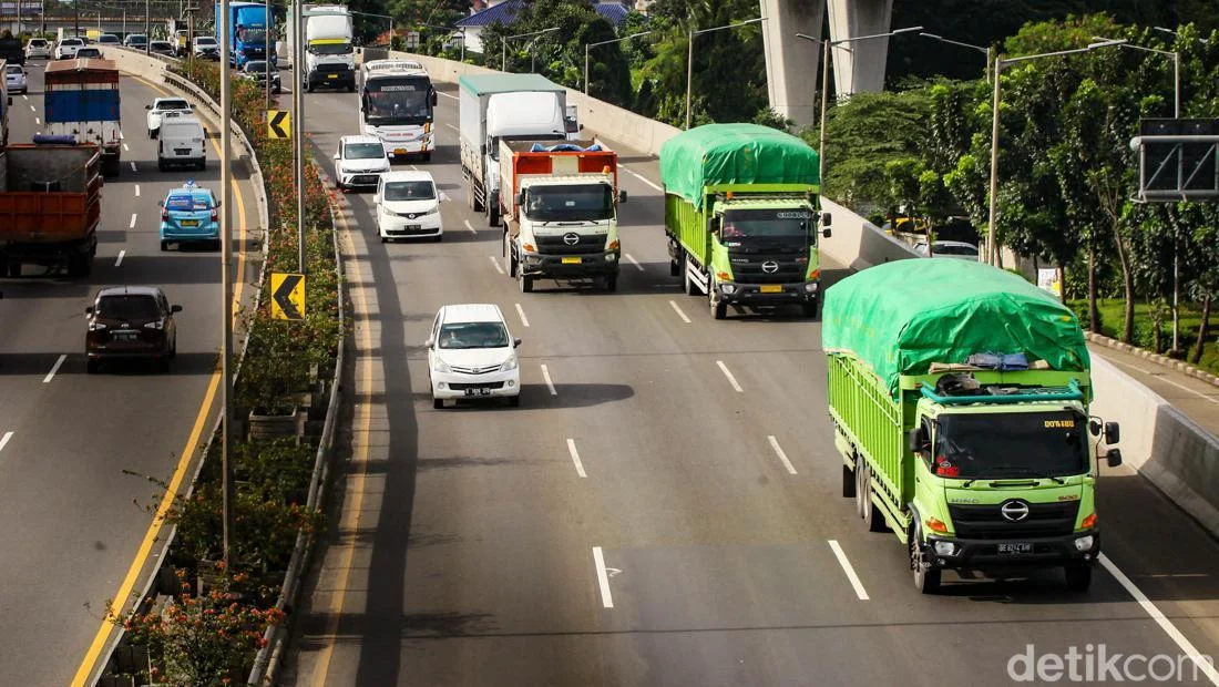 DPR and Government Weigh Stiff Penalties Up to Rp 50 Billion for Overloaded Trucks in Major Road Safety Overhaul
