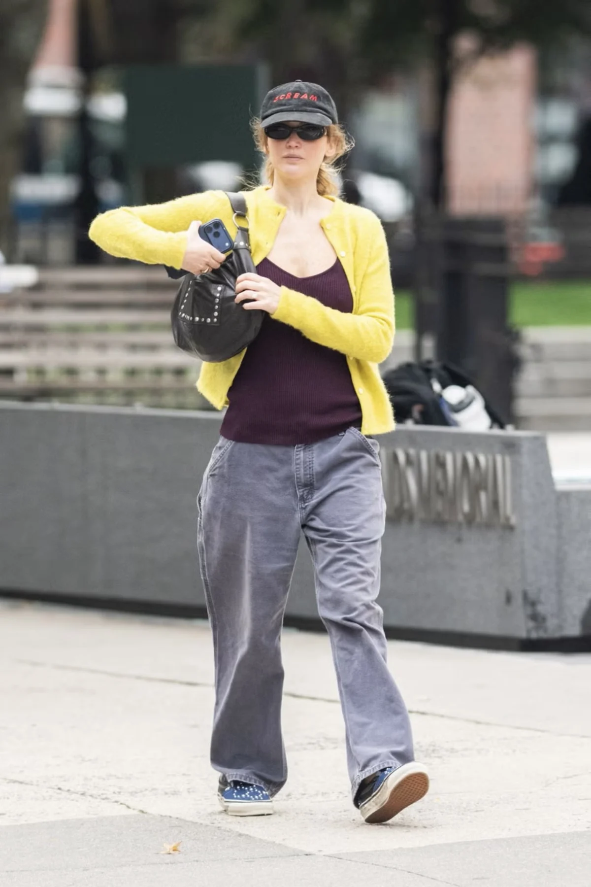Jennifer Lawrence Merayakan Awal Oktober dengan Topi Baseball Statement Terlucu