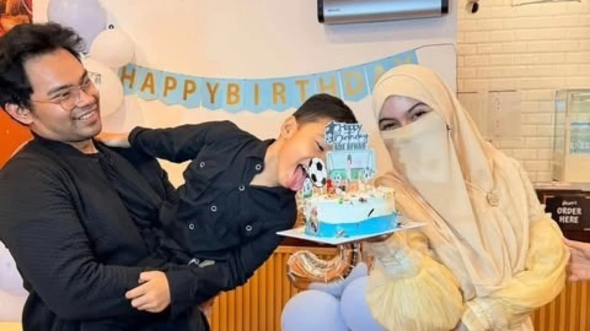 Wardatina Mawa and Insanul Fahmi reunite for child’s birthday amidst ongoing legal disputes and financial concerns